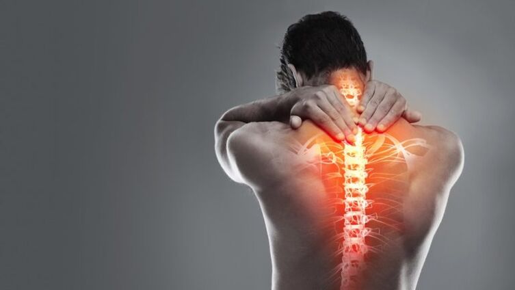 Neuralgia provokes pain in the area of ​​the shoulder blades