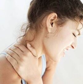 Cervical osteochondrosis leads to pinching of nerves on the neck